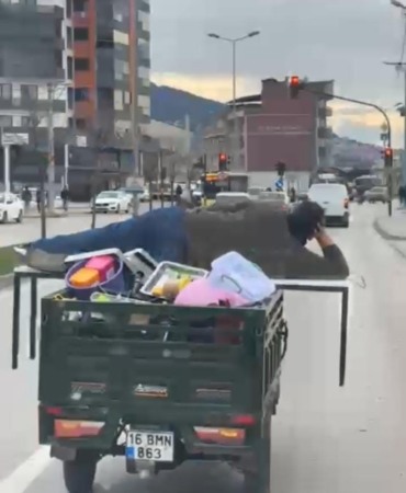 Motosikletin arkasında yatarak tehlikeli yolculuk