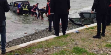 Yalova’da kontrolden çıkan pikap denize uçtu: 1 yaralı