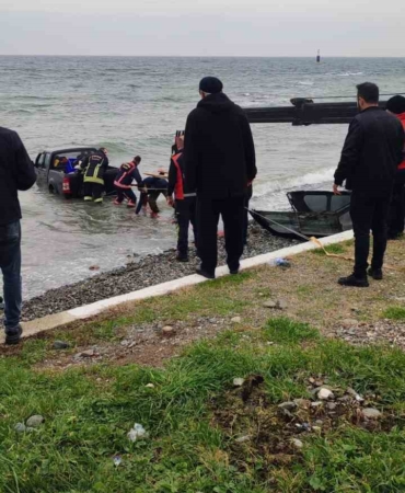 Yalova’da kontrolden çıkan pikap denize uçtu: 1 yaralı