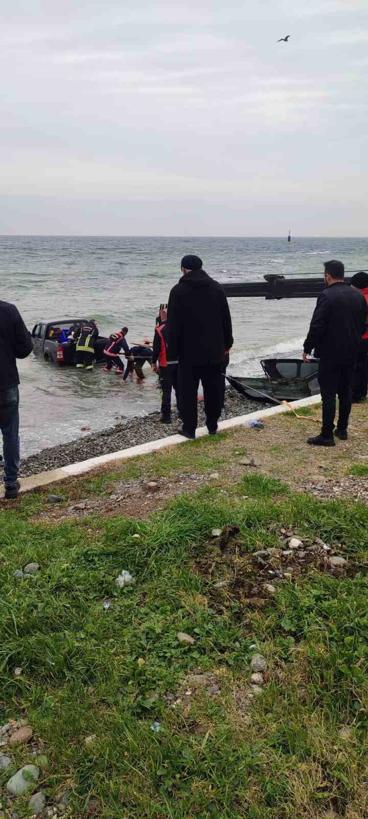 Yalova’da kontrolden çıkan pikap denize uçtu: 1 yaralı