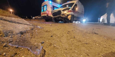 Hasta taşıyan ambulans ile otomobil çarpıştı: 1 yaralı