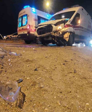 Hasta taşıyan ambulans ile otomobil çarpıştı: 1 yaralı