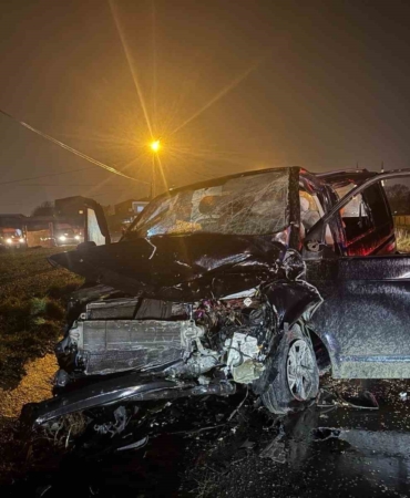 Arnavutköy’de İETT otobüsü hafif ticari araçla çarpıştı: 2 yaralı