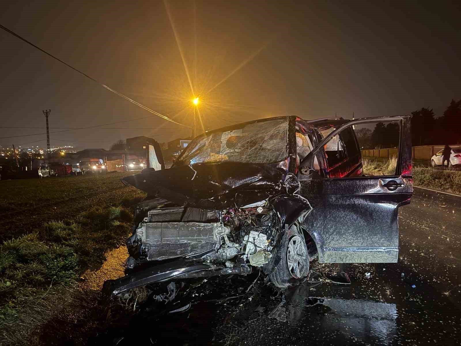 Arnavutköy’de İETT otobüsü hafif ticari araçla çarpıştı: 2 yaralı