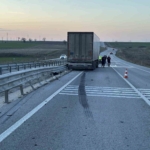 Edirne’de tır bariyerlere çarptı