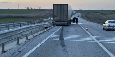 Edirne’de tır bariyerlere çarptı