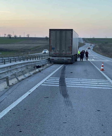 Edirne’de tır bariyerlere çarptı