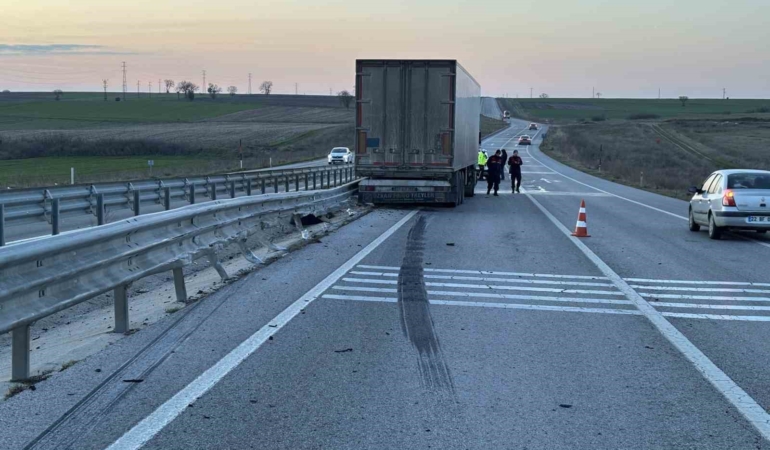 Edirne’de tır bariyerlere çarptı