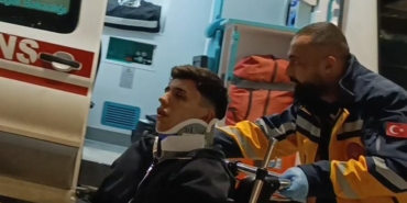 Bursa’da direksiyon hakimiyetini kaybeden sürücü direğe çarptı