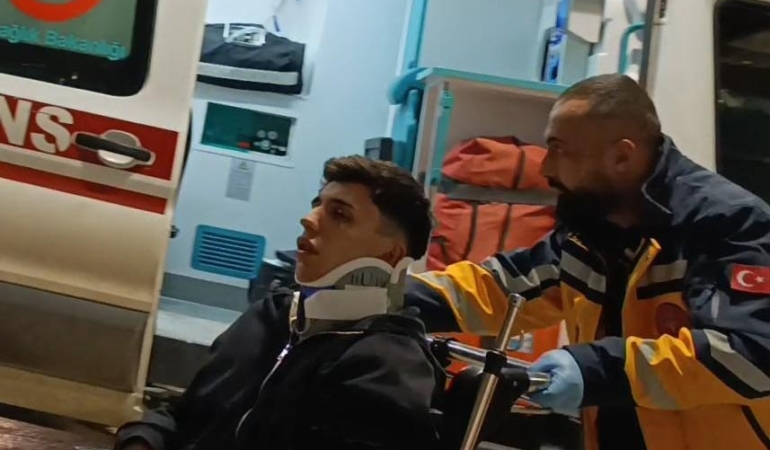 Bursa’da direksiyon hakimiyetini kaybeden sürücü direğe çarptı