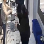 Bursa’da kamera şakası gibi soygun girişimi kamerada