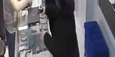 Bursa’da kamera şakası gibi soygun girişimi kamerada