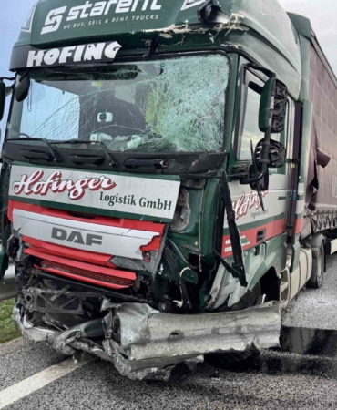 Tır bariyerleri kağıt gibi ezdi