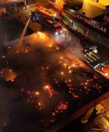 Ataşehir’de iki katlı binanın çatısında yangın