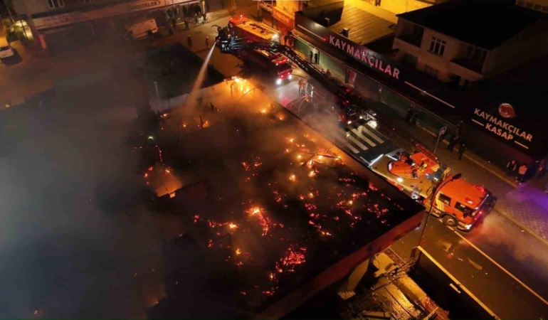 Ataşehir’de iki katlı binanın çatısında yangın