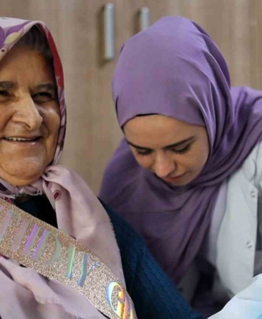 Hayatındaki ilk doğum gününü 77 yaşında kutladı