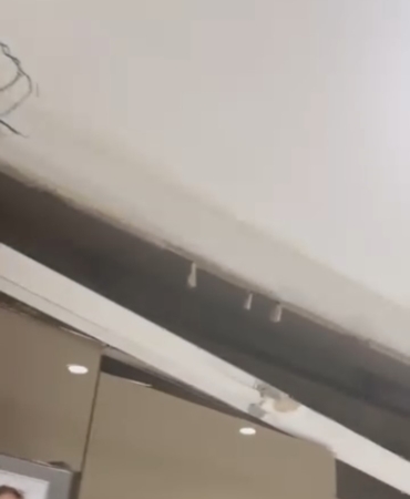 Yeni yapılan binada mutfağın tavanı çöktü... O anlar kamerada