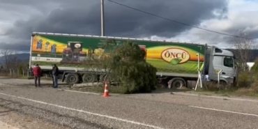 Gönen-Bandırma yolunda kontrolden çıkan tır şarampole savruldu