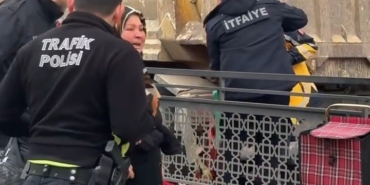 Yaya geçidinde kamyonun çarptığı kadın yaralandı, vatandaşlar sürücüye saldırdı