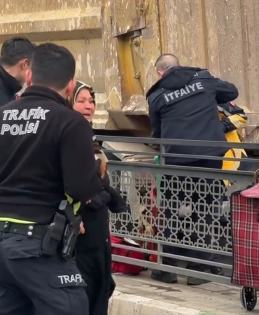 Yaya geçidinde kamyonun çarptığı kadın yaralandı, vatandaşlar sürücüye saldırdı