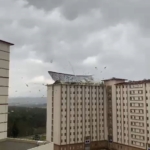 Bursa’da şiddetli fırtına çatıları böyle uçurdu