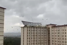 Bursa’da şiddetli fırtına çatıları böyle uçurdu