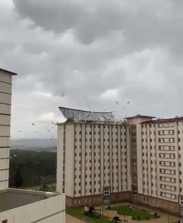Bursa’da şiddetli fırtına çatıları böyle uçurdu