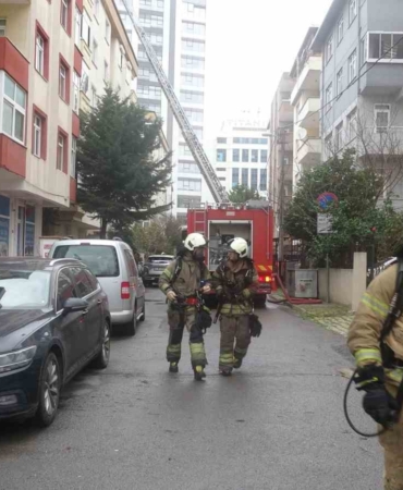 Kartal’da çatı katında yangın paniğe neden oldu