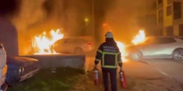 Park halindeki araç alev alev yandı: 2 otomobil zarar gördü