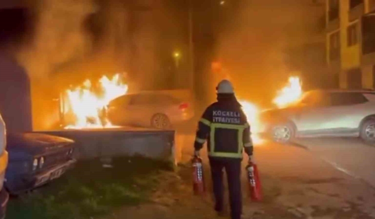 Park halindeki araç alev alev yandı: 2 otomobil zarar gördü