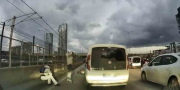 Bursa’da pes dedirten anlar: Motosikletliyle çarpıştı, ilk işi aracına bakmak oldu