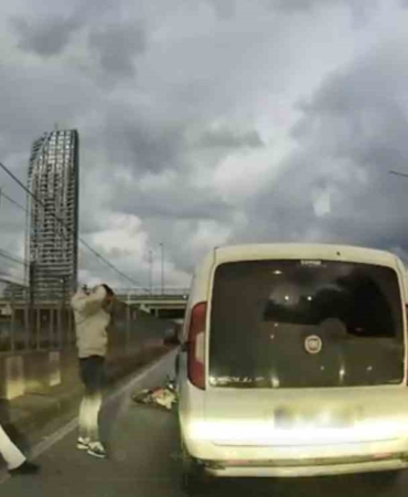 Bursa’da pes dedirten anlar: Motosikletliyle çarpıştı, ilk işi aracına bakmak oldu