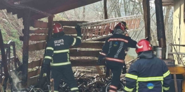 Muhtemel faciayı itfaiye önledi: Odunluktaki yangın eve sıçramadan söndürüldü