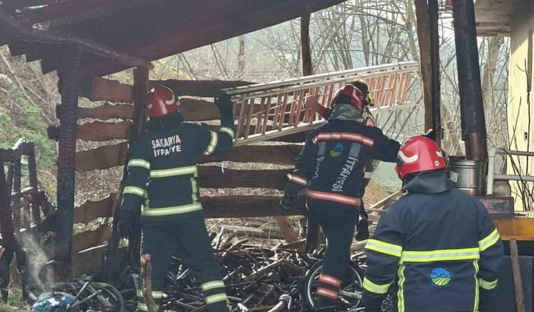 Muhtemel faciayı itfaiye önledi: Odunluktaki yangın eve sıçramadan söndürüldü