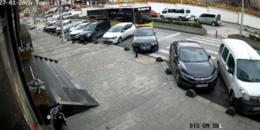 Esenler’de İETT otobüsü park halindeki araçlara çarptı