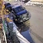 Güneşi gören kardan adam eriyip kaldırımda devrildi