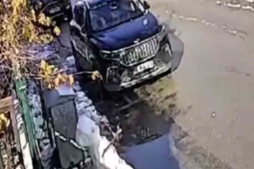 Güneşi gören kardan adam eriyip kaldırımda devrildi