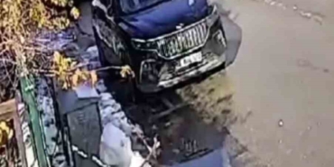 Güneşi gören kardan adam eriyip kaldırımda devrildi