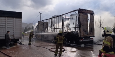 İnegöl’de park halindeki sünger ve mobilya yüklü tır dorseleri alev alev yandı