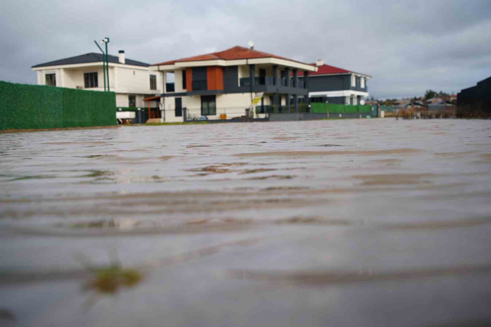 Edirne’de milyonluk villalar sular altında kaldı