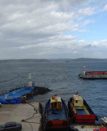 Çanakkale Boğazı fırtına nedeniyle trafiğe kapandı