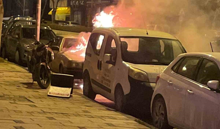 Bilecik’te park halindeki otomobil alev alev yandı