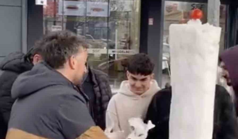 İnegöl’de döner ustasından "kardan döner" ikramı