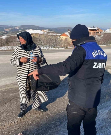Zabıtadan kaçan kadın dilenci erkekler tuvaletine saklandı