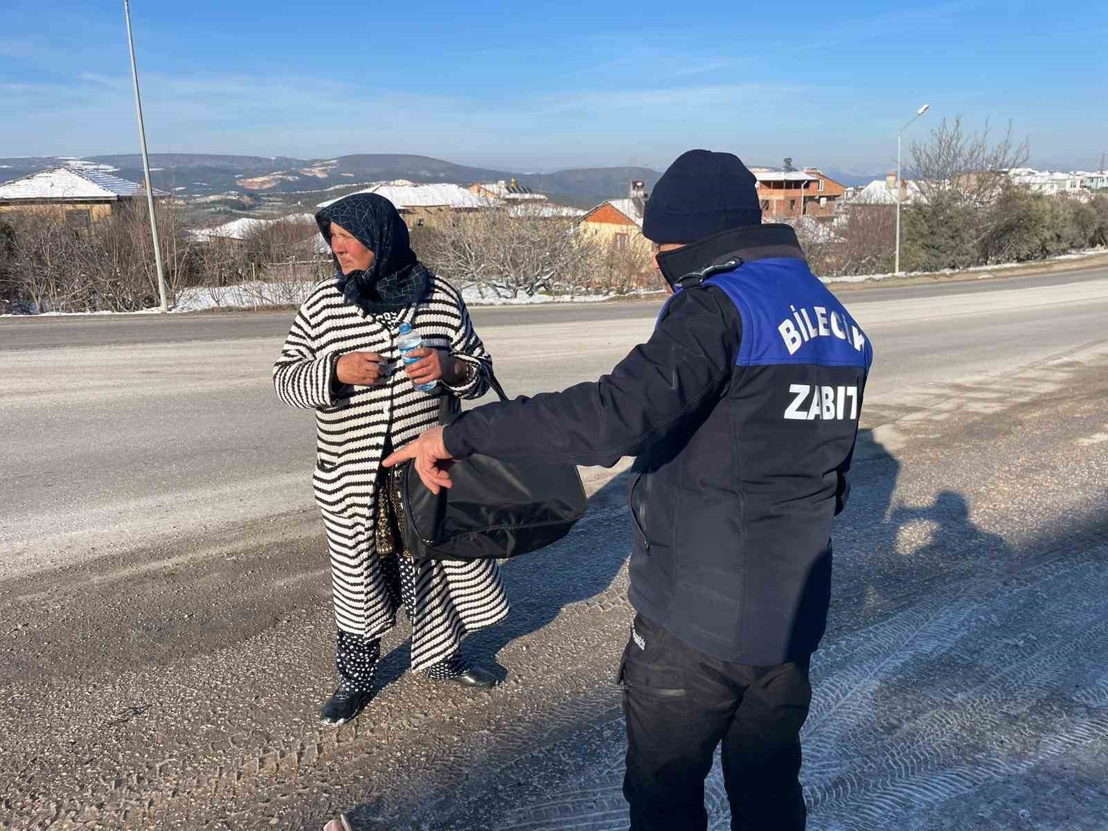 Zabıtadan kaçan kadın dilenci erkekler tuvaletine saklandı