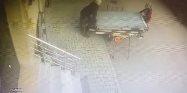 Güpegündüz hırsızlık: İki kadın dev panelleri çekçeke yükleyip götürdü