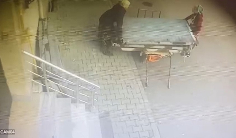 Güpegündüz hırsızlık: İki kadın dev panelleri çekçeke yükleyip götürdü