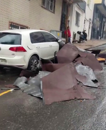 İstanbul’da şiddetli lodos ve yağış etkili oluyor: Çatılar uçtu, araçlar zarar gördü