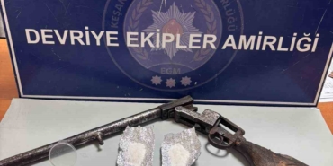 Keşan’da polisin arama yaptığı araçta uyuşturucu ve ruhsatsız tüfek ele geçirildi