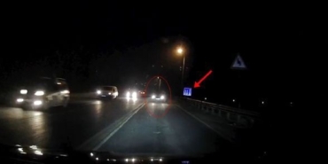 Tekirdağ’da otomobil bir anda kayarak savruldu: Kazanın kıl payı atlatıldığı anlar kamerada